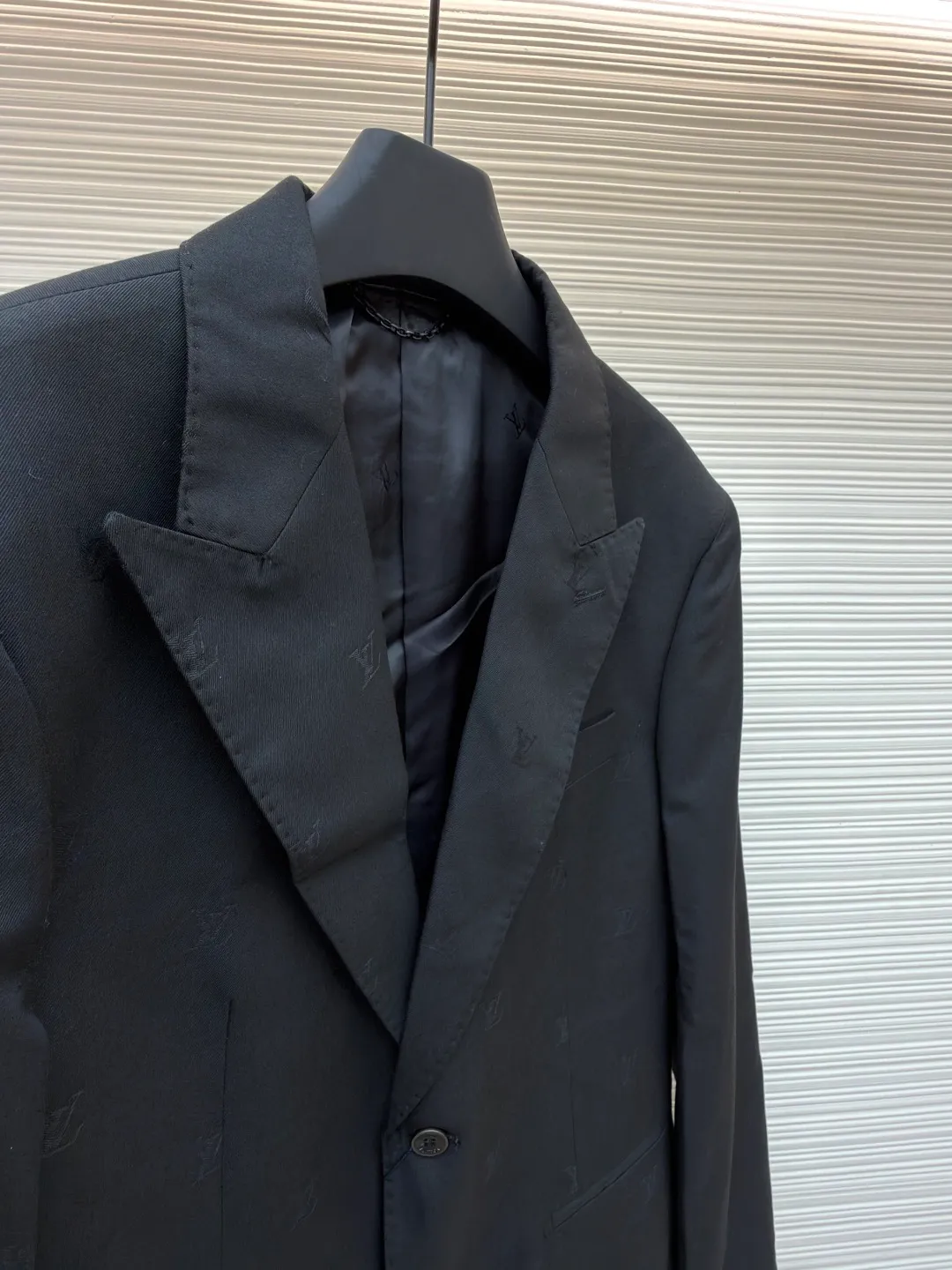LOUIS VUITTON full-width jacquard suit ●Original version: Purchased and developed for 34500 ●Item number: 1680847-C85 ●Material: soft wool satin fabric ●Technology: jacquard production ●Version: fitted version ●Weight: about 735 grams ●Size: 50-52-54-56 ●Description: Customized soft wool satin, as smooth as silk, full of drape, with a deep black charm Deep and mysterious, the full-width LV Blason jacquard slowly unfolds on the wool, which seems to inject soul into this jacket. It is decorated with LV logo embroidery, revealing a noble style inadvertently. The smooth peaked collar line is neat, invisibly stretching the shoulder outline, giving the wearer a strong aura, and exuding charming charm in the interlacing of the pieces. Jacquard technology controls the interweaving of warp and weft threads by weaving LV Bladon textile technology on the surface of the fabric, and precisely controls the interweaving density and tension of the yarn to make it more three-dimensional. Adopt imported machine embroidery technology, use advanced computer control system and precision mechanical components to achieve LV logo embroidery work with high precision and smooth and delicate lines. Template machine bag opening The preset template guides the position, shape and size of the bag opening. The accuracy ensures the quality of the bag opening effect. Ergonomic three-dimensional tailoring returns to traditional craftsmanship through segmentation, folding, shrinking, and stretching techniques. The so-called slow work produces fine work, which is the respect for the material and the pursuit of feel. The workmanship is complex and tedious, and the aging rate is slow. The overall wiring is straight and delicate, the fabric is comfortable and soft, and the color is consistent without color difference. It can be matched with the same style to create a fashionable look and control various occasions. Customized accessories, complete with three standards, same style for men and women!